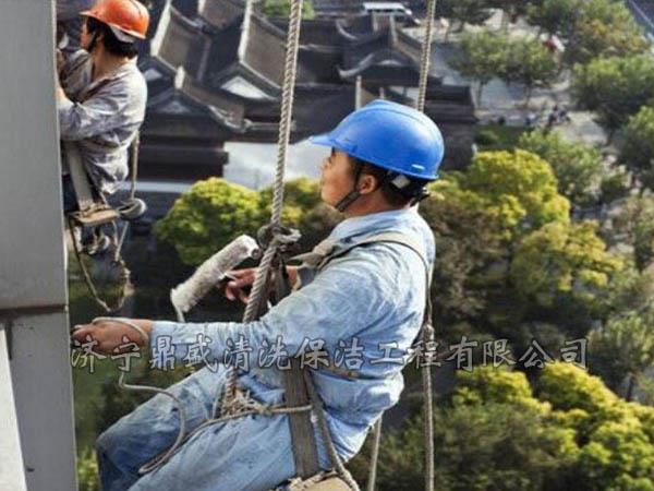 在進(jìn)行高處工作時，除有關(guān)人員處，不準(zhǔn)他人在工作地點的下面行或逗留